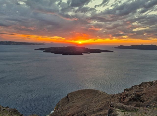 🎄 A White Christmas… in Blue and White: Why Santorini Is Magical in Winter 🇬🇷✨