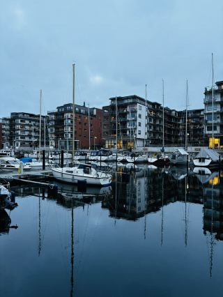 瑞典馬爾默亮點：港口夜色活力四射，船隻與城市燈光交相輝映🛥️🌃，近距離欣賞現代西式建築，以及充滿文化氣息的戶外景觀——無論晴雨，這座城市都魅力十足！

馬爾默必遊景點：

1. 馬爾默港：日落後前往這裡－停泊的船隻在天際線的襯托下熠熠生輝，倒映在水中，美不勝收。這裡是攝影愛好者和夜間探險者的理想之地。地點：馬爾默港，斯凱普斯橋。 24小時開放，只需帶上雨傘，以應對北歐的雨夜！

2. 現代建築漫步：漫步於市中心和西港（Västra Hamnen），欣賞戶外展覽和建築特寫。千萬不要錯過斯堪的納維亞半島最高的摩天大樓－旋轉大廈（Turning Torso，地址：Lilla Varvsgatan 14），在陽光明媚的午後或薄霧繚繞的清晨，這裡景色最佳。可搭乘當地公車輕鬆抵達。

3. 河流與湖泊：在國王公園 (Kungsparken) 的河畔小憩片刻，或漫步於城市池塘之間。這些地方將自然風光與都會氣息完美融合，即使是陰天，也是城市野餐的絕佳去處。

4. 齊縣（額外建議）：如果您打算前往齊縣，建議使用 trip.com 規劃行程－預訂跨國巴士或火車票非常方便。

旅遊小貼士：

攜帶防雨外套－馬爾默經常下雨，但雨水絲毫不會影響您享受戶外時光。餐飲方面，不妨前往港口附近的 Saltimporten Canteen（地址：Dockplatsen 10）品嚐鹹魚。騎自行車或搭乘城市公車出遊－既經濟實惠又環保，而且可以到達所有主要景點。在瑞典，刷卡支付是主流，所以盡量不要帶現金。

重要資訊：歐盟遊客無需簽證；非歐盟遊客請查看申根簽證要求。瑞典克朗是主要的支付貨幣。

#馬爾默之夜 #城市風景 #北歐旅行 #tripcom #瑞典探索者