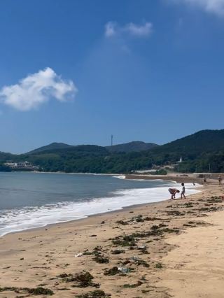 大連附近最佳海灘度假勝地-觀龍島。前往觀龍島比您想像的更便捷!

夢想著大海、沙灘和寧靜,卻不想花半天在路上?觀龍島(廣鹿島)讓您輕鬆享受真正的海島度假體驗。只要搭乘高鐵一小時,計程車15分鐘,再搭乘渡輪一小時,即可抵達長山群島最大的島嶼。寬闊的沙灘、清澈如鏡的海水、最新鮮的海鮮,以及遠離喧囂的真正度假體驗,都在這裡等著您。對於帶孩子的家庭以及任何想要享受真正海濱度假卻不想飛往南方的人來說,這裡都是理想之選。

🏝️ 為什麼觀龍島是海灘度假的最佳選擇?

觀龍島最大的魅力在於其海灘。這裡海水清澈,主海灘月亮灣(Yuèliàng Wān)被譽為大連海岸線上最美的海灘之一。這裡的沙子細膩柔軟,入水淺,非常適合兒童玩耍,安全舒適。當地人稱這裡的海水「如鏡」般清澈,陽光燦爛的日子裡,海水呈現出碧綠清澈的色澤。

另一個選擇是彩虹灘(Cǎihóng Tān)。雖然名氣不如彩虹灘,但這裡的沙灘同樣柔軟,海水也十分平靜。如果您想尋找私人之地,這裡絕對是您的理想之選。

此外,以下幾點也很重要:

交通便利性-從大連市中心出發,搭乘火車、計程車和渡輪的組合路線只需大約2.5-3小時即可到達。

自然與寧靜-沒有城市的喧囂,只有海鷗的鳴叫、海浪的拍打與微風的吹拂。海鮮-新鮮的螃蟹、蝦子和魚直接從漁船上捕撈上來,任何一家民宿都能為您烹調美味佳餚。

🚄 如何前往?最快方便的路線

全程大約需要2.5-3小時。以下是詳細行程安排:

第一步:高鐵(大連→皮口)

從大連站或大連北站搭乘高鐵(G線或D線)前往皮口站。

行程時間:40分鐘至1小時。

二等座票價:28-37元人民幣,具體價格取決於列車班次。

大連→莊河→丹東的列車班次頻繁,因此很容易找到合適的班次。

提示:地圖顯示皮口南站距離碼頭更近(約5公里,而大連站距離碼頭約8.6公里),因此購票時請同時查看兩個選項。

第二步:計程車(火車站→皮口碼頭)

從皮口站到皮口碼頭,搭乘計程車大約需要10-15分鐘。

車費約20-30元人民幣/車。您可以搭乘滴滴或當地計程車。

從皮口站出發更近,計程車費用也差不多。

第三步:渡輪(皮口→廣廬島)

抵達皮口碼頭,購買前往廣廬島的渡輪船票。

航程:50-60分鐘。

票價:每人55元(標準票價)。

渡輪時刻表不固定,視天氣而定。旺季(7-8月)班次較多,淡季班次較少。

重要提示:最好在出發前一天透過廣廬島渡輪公司(大連市普蘭店區皮口港務公司)官方帳號或致電碼頭查詢時刻表。強風天氣可能導致航班取消。

第四步:島上

大多數民宿和飯店都會在碼頭接客並提供免費交通服務。請提前告知房東您的抵達時間。

⏰ 最佳出遊時間?

最佳旅遊時間為七月、八月及九月初。水溫可達 24–26°C。

八月最熱,但可能會有短暫降雨。

九月-氣溫回落,遊客較少,海水依然溫暖。是享受輕鬆假期的絕佳時機。

九月底,氣溫穩定在 25°C 左右——非常適合游泳和散步。

📅 2-3 天行程範例

第一天:抵達及海灘

上午 8:00 — 搭乘高鐵從大連出發。

上午 9:00 — 抵達皮庫,搭乘計程車前往碼頭。

上午 10:00 — 搭乘渡輪前往關鹿島。

上午 11:00 — 入住民宿,享用新鮮海鮮午餐。

· 全天 — 月亮灣:游泳、沙灘、日落。

第二天:探索島嶼

· 上午 — 漫步漁村。

· 您可以租船出海釣魚,或只是乘船環島遊覽。

· 下午 — 前往彩虹海灘,換換風景。

· 晚上 — 享用螃蟹和蝦子晚餐,仰望星空(島上的夜空非常黑暗!)。

第三天:告別游泳和啟程

· 上午 — 再次游泳,撿貝殼。

· 午餐 — 然後搭渡輪返回皮科,再搭乘計程車和火車前往大連。

⚠️ 重要提示

陽光和水 — 海灘上幾乎沒有遮蔭處,所以一定要帶上防曬霜、帽子和充足的飲用水。兒童需要單獨準備飲用水。

海灘餐飲 — 海灘上幾乎沒有商店,所以最好自備零食和水。

預訂-旺季(7月至8月)期間,民宿通常提前1-2週就被訂滿,所以務必提前預約。

服裝-建議攜帶防風衣或輕薄外套;由於海風的影響,島上夜晚可能會比較涼。

渡輪-最好提前購票,尤其是在週末。請於出發當天早上查看時刻表。

💎 總結

關鹿島是大連附近海灘度假的最佳選擇。搭乘火車、計程車和渡輪即可輕鬆抵達。清澈的海水、柔軟的沙灘、新鮮的海鮮和輕鬆愜意的氛圍正等著您。來這裡待上2-3天,您一定會想再光臨。

