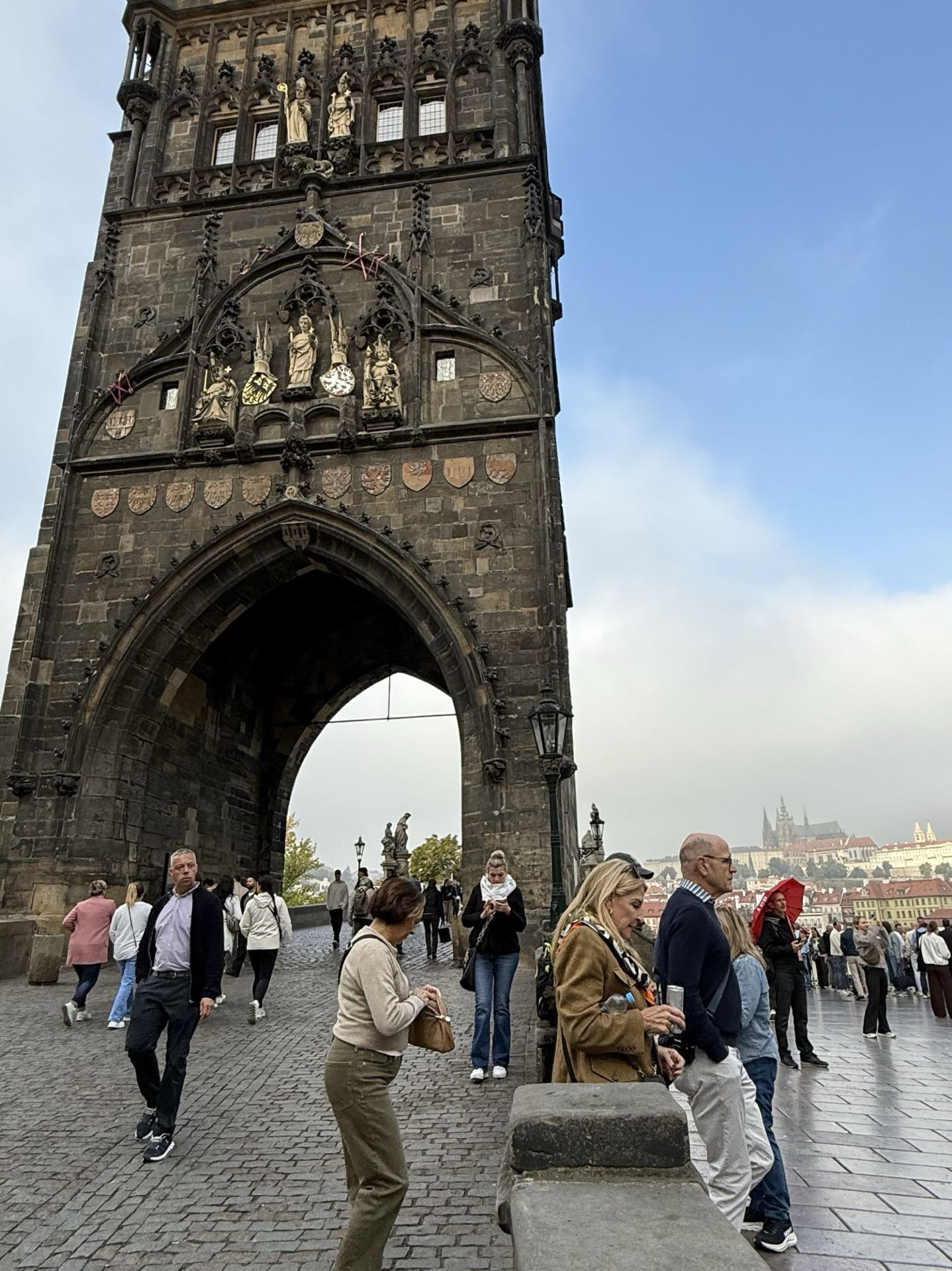 ✨ Menjelajah Waktu di Jembatan Charles—Gerbang Batu Ikonik Praha! 🌉