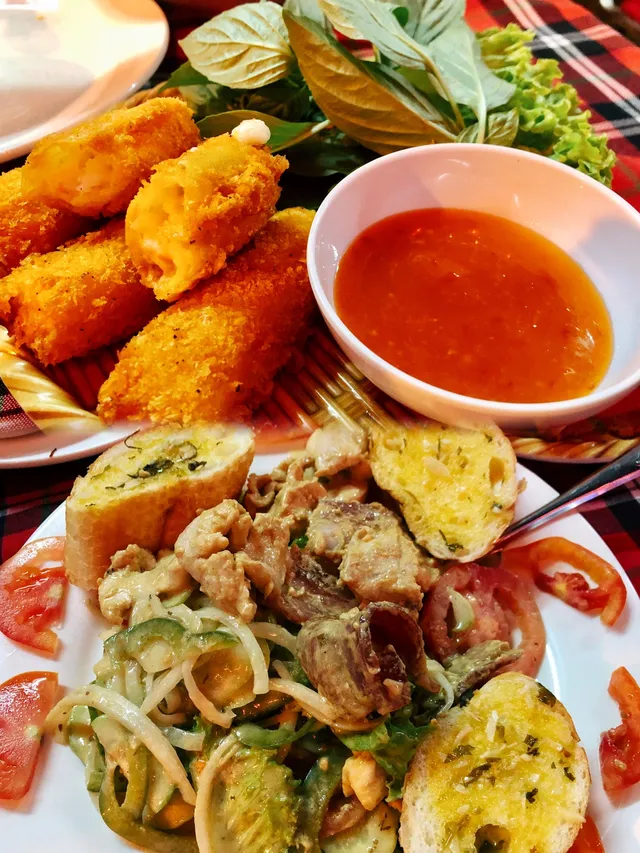 Come to Pham Ngu Lao Street for late-night snacks and experience Vietnam’s nightlife