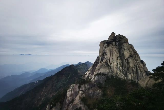 天柱一峰擎日月，單論風景，古南嶽勝過今南嶽