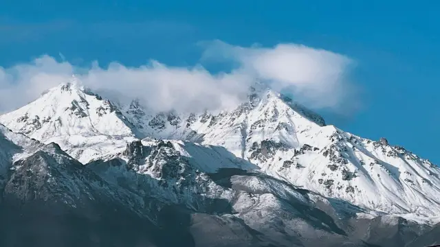 เป็นฝูงแกะที่อยู่หน้าตาหน้า, เป็นภูเขาหิมะที่อยู่ไกล, ภูเขา Choer, ความเสรีอยู่ในลม