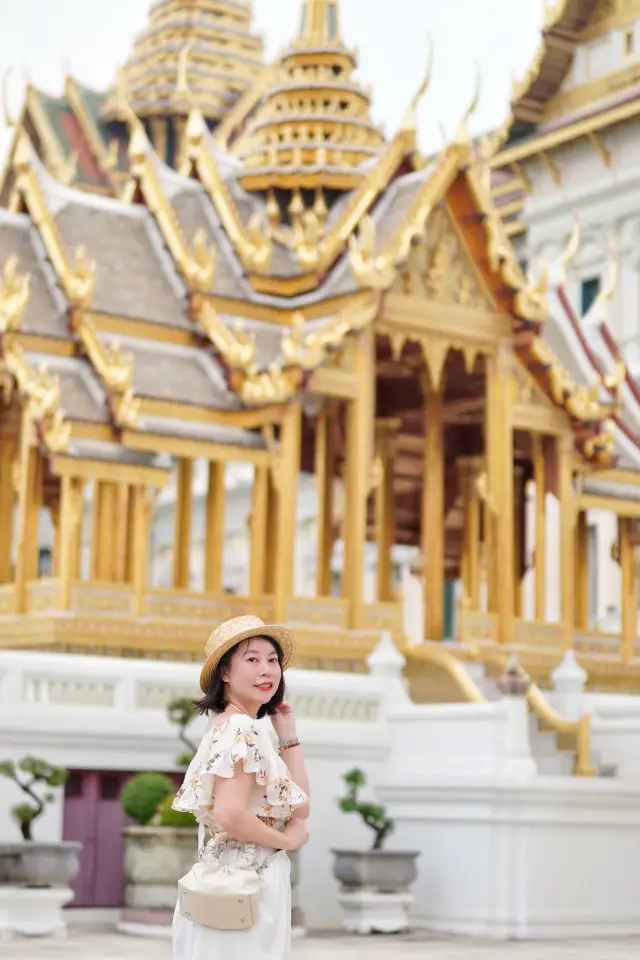 The most intuitive place to feel the wealth of the Thai royal family is the Grand Palace