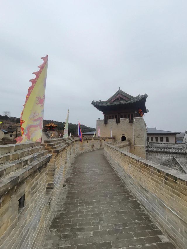 湘峪古堡,又稱湘峪莊園或湘峪城堡,是位於中國山西省晉城市沁水縣鄭村鎮湘峪村的一座明代軍事防禦工程 湘峪古堡,又稱湘峪莊園或湘峪城堡,是位於中國山西省晉城市沁水縣鄭村鎮湘峪村的一座明代軍事防禦工程