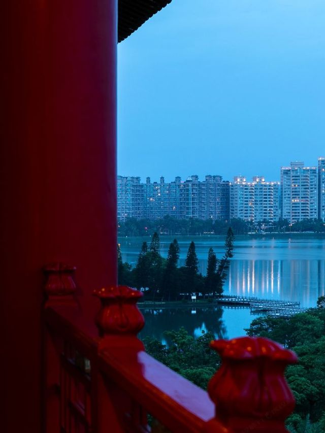 🏰✨ Kaohsiung's Palace of Dreams: Stay in Grandeur 🌇