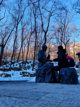 Shijiazhuang's Fenglong Mountain, where the Medicine King takes one's pulse alongside the mountain spring water