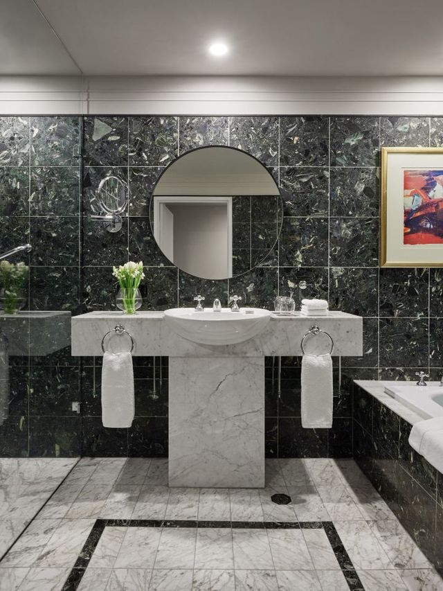 🏨✨ Canberra's Finest: Hyatt Hotel's Cultural Charm 🌟🍃