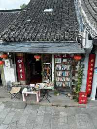 枫泾古鎮（上海金山）枫泾古鎮，位於上海西南，隸屬於上海市金山區，地處滬浙五區（縣）十鎮（鄉）交界。