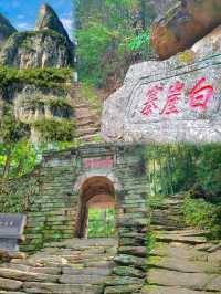 跟隨全網熱門遊戲《黑神話悟空》,打卡同款取景地白崖寨攀龍門。