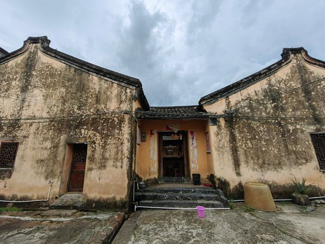 廣西鹿寨仁里屯鄧氏堂祠。