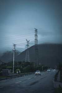 不在新疆蘇州人有自己的「阿勒泰」||雨後通往大陽山的路上， 只見山間霧氣繚繞， 彷彿一幅流動的水。