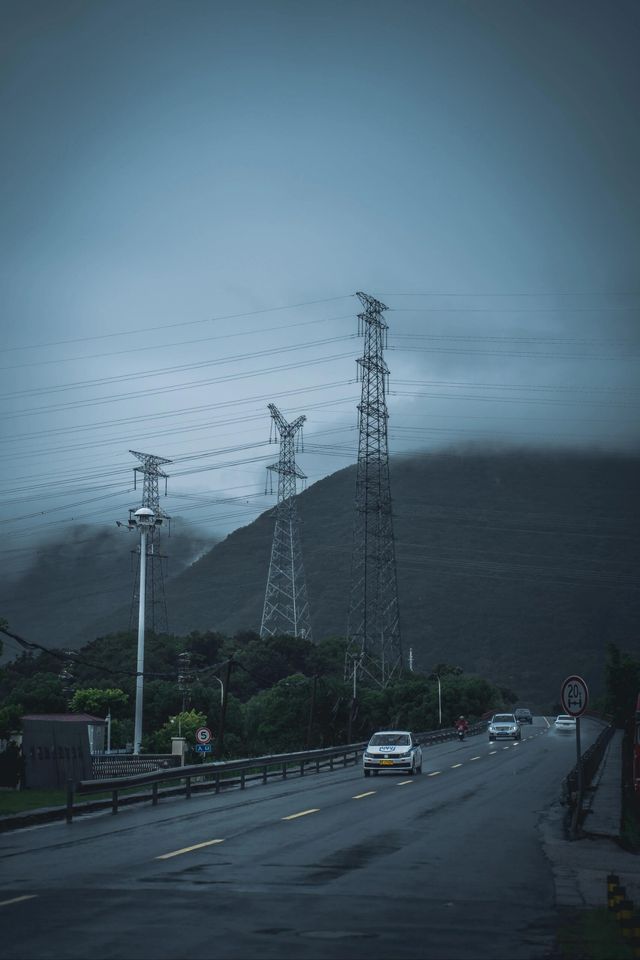 不在新疆蘇州人有自己的「阿勒泰」||雨後通往大陽山的路上， 只見山間霧氣繚繞， 彷彿一幅流動的水。