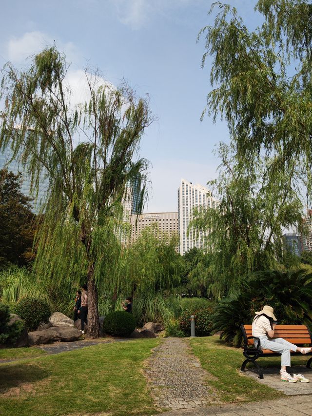 新虹橋中心花園。
