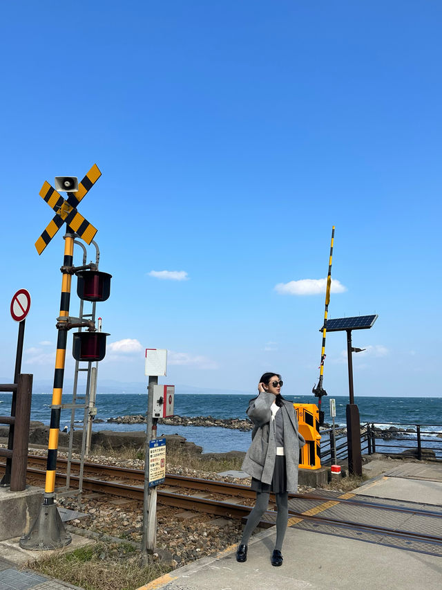 富山雨晴車站，美麗海岸線的紅色列車