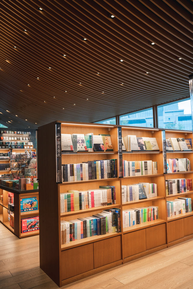 沉浸在興隆湖水下書屋的一天