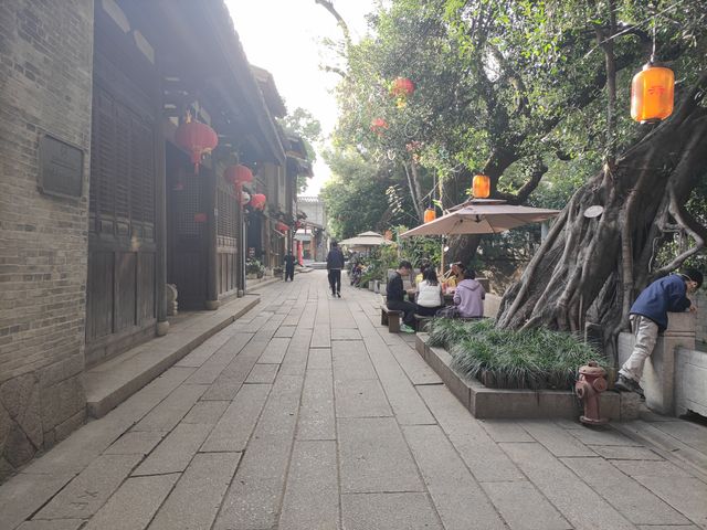 福州朱紫坊名人故居漆藝館沿著河岸漫步
