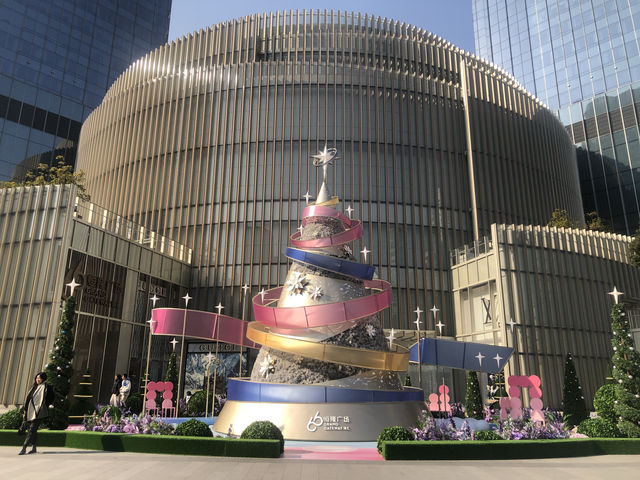 魔都漫步恒隆廣場懸浮的聖誕樹