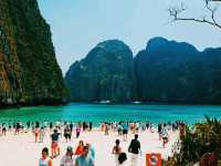 The Enchanting Beauty of Phi Phi Islands: Mesmerising Vibes
