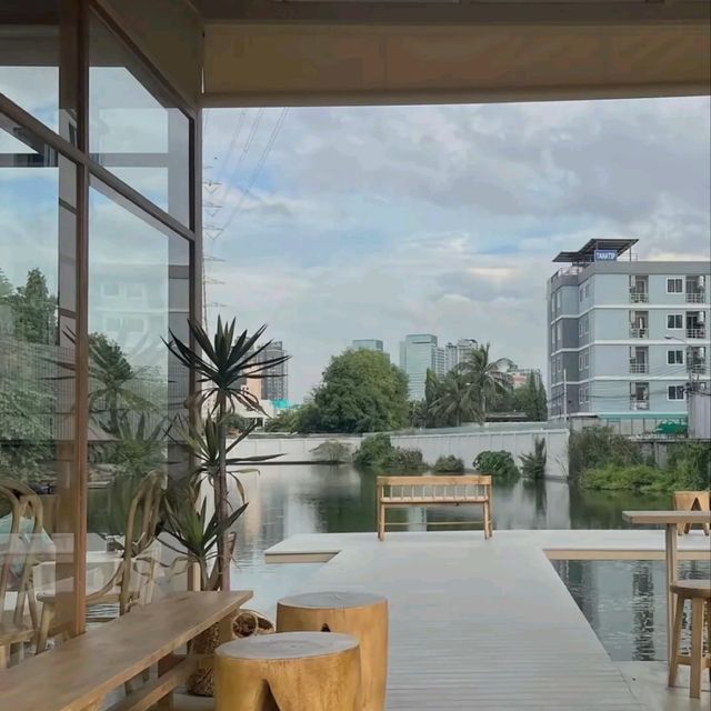 【🌿曼谷Ratchada隱世湖畔Cafe！坐池塘邊放空半日超治癒～】