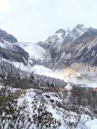 海螺溝是中國唯一的「冰川森林公園」，是「蜀山之王」