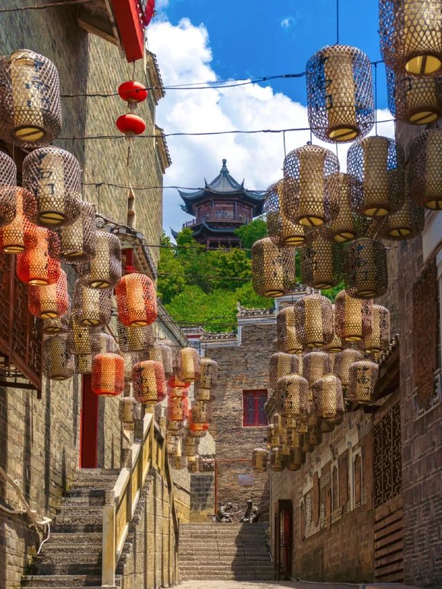 貴州深山奇景：呼吸古鎮吊腳樓雲海