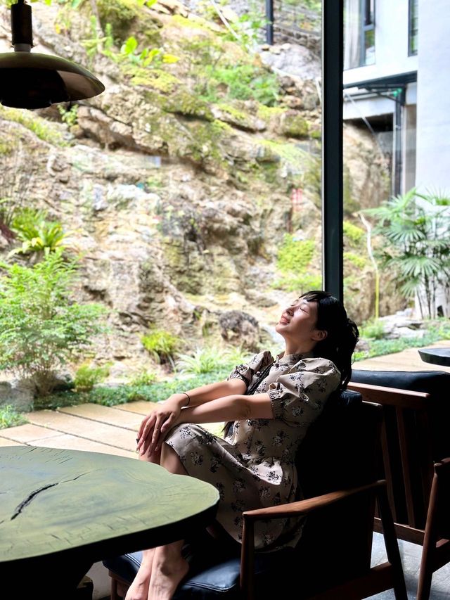 陽朔嘅悠閒感已經係next level…. 270°景觀一睜眼全係治癒綠… 空氣裏面都係嗰種清新嘅