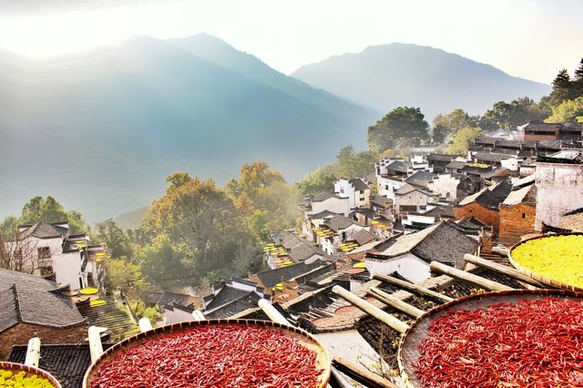 雲端與水岸的碰撞，奇峰與古鎮的結合