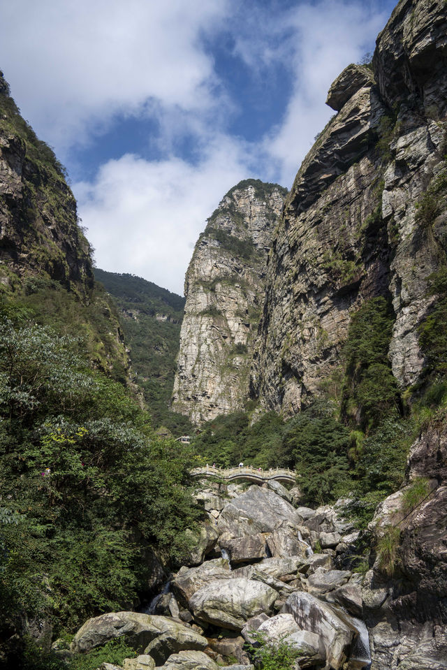 聽著瀑布聲拍照！廬山呢處「白噪音背景板」治癒一切