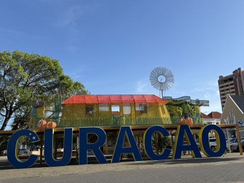 #curacao Pesona Belanda berpadu dengan jiwa Karibia—laut biru, cita rasa yang berani, dan orang-orang yang "dushi" (ramah).🇨🇼