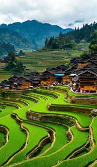 層層疊疊的田壟如天梯般蜿蜒山間，吊腳木樓隱現於雲霧中如仙境