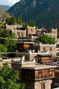 甘肅宕昌,一個被遺忘的22℃夏天仙境! 峽谷深處飛瀑流泉,清風拂過森林草甸,這座小城私藏了太多驚喜