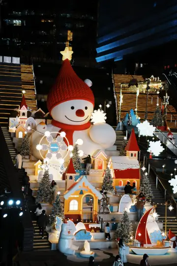 Stunning Shanghai Lujiazui Ice and Snow Kingdom So Beautiful It Leaves You Speechless, Giant Snowmen on the Ice Rink Are a Must-See