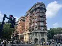 穿梭於老弄堂與天際線之間的City Walk