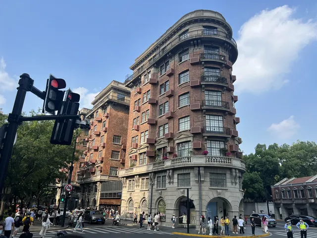 穿梭於老弄堂與天際線之間的City Walk 穿梭於老弄堂與天際線之間的City Walk