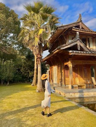 ไท่ซุน หรือที่รู้จักกันในชื่อ "ประเทศไทยน้อย" สวยงามตระการตาอย่างแท้จริง! หนีความวุ่นวายของเมืองในช่วงตรุษจีน แล้วมุ่งหน้าไปยังเย่ว์หลานเช่อในไท่ซุน ท่ามกลางภูเขาและป่าไม้ของชนกลุ่มน้อยเช่อ คุณจะได้สัมผัสกับวิถีชีวิตที่ช้าลงและเพลิดเพลินกับธรรมชาติอย่างแท้จริง