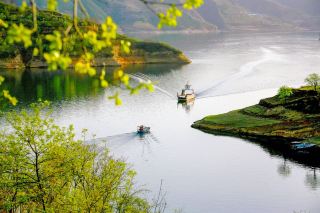 Accidentally stepping into the dreamscape of Xizi, encountering a lake of tender waters in Luoyang