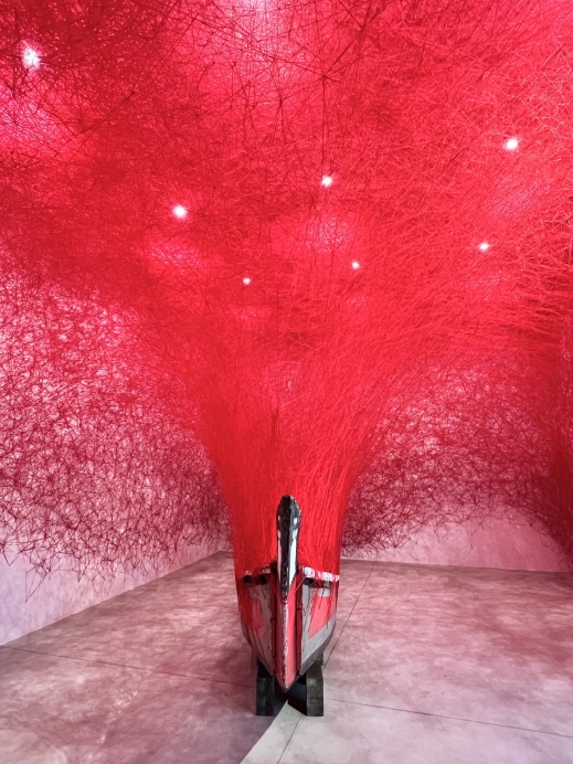 青森｜3つの美術館で奈良美智の故郷の足跡をたどる | Trip.com 青森市