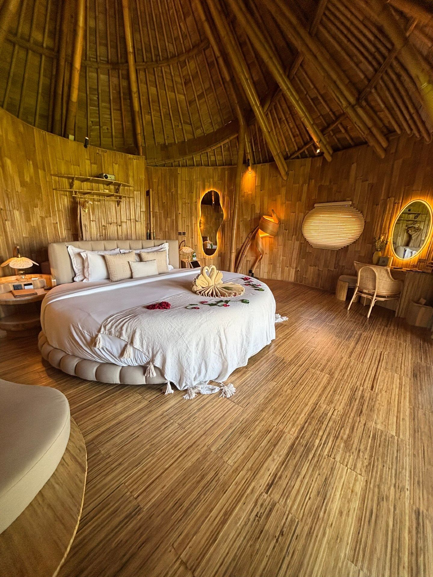 Salah satu hotel terindah yang pernah saya kunjungi! Pengalaman menginap "kemewahan tenang" yang benar-benar dipikirkan dengan matang, setara dengan resor-resor terbaik dunia namun tetap mempertahankan kesederhanaan dan keanggunan: mulai dari sambutan hangat saat kedatangan, pilihan aroma wewangian, hingga layanan luar biasa siang dan malam. Perhatian dan detail yang cermat terlihat di mana-mana. Stafnya luar biasa: Sri, manajer pengalaman, sangat perhatian, dan saya mengikuti sesi yoga terbaik dalam hidup saya bersama Putu.

Sedangkan untuk fasilitasnya, semuanya menakjubkan: mulai dari kolam renang teras yang menghadap sawah, lobi, dan vila pintar yang lengkap dengan pemandangan luar biasa (dan layar bioskop untuk pecinta film). Setiap detailnya indah, berkualitas tinggi, dan dirancang dengan cermat. Hotel ini memiliki semua yang dibutuhkan untuk menawarkan pengalaman yang tak terlupakan.

Satu-satunya kekurangan kecil adalah sarapannya: meskipun lezat dan à la carte, pilihannya terbatas hanya satu, yang mungkin terasa kurang bagi mereka yang memiliki nafsu makan besar di pagi hari, mengingat standar hotel ini. Sangat direkomendasikan—Anda bisa pergi tanpa ragu!
