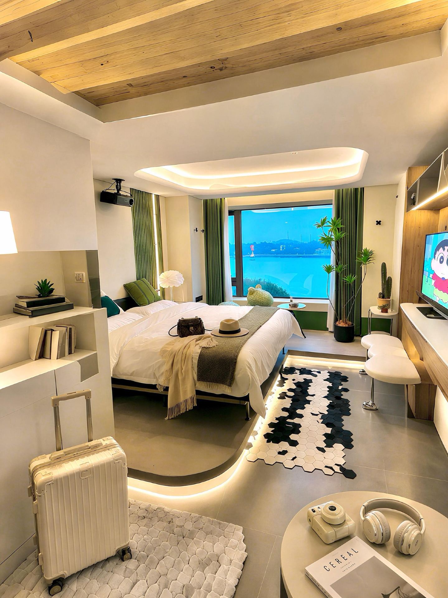 My favorite hotel in Xiamen! Only 151 RMB per person 💰 Relaxing with a sea view. Found this seaside hotel in Xiamen, it’s really amazing to stay at 😭
✅ Prime sea view ✅ Close to Zhongshan Road ✅ Bathtub with projector
For those planning a trip to Xiamen this summer, you can book this place with your eyes closed!
.
📍 Great location
The hotel is on Zhongshan Road pedestrian street, with a food street right downstairs 🍜
Very close to Gulangyu Island ferry terminal, walking to the boat is very convenient ⛴
Only 300 meters to Lujiang Night Tour, and bus and subway stations are nearby
.
💡 Beautiful rooms
The hotel’s large floor-to-ceiling windows are like a natural picture frame 🖼
Open the curtains to see Gulangyu Island and the vast sea 🌊
Soaking in the bathtub by the window while watching the sea view feels truly blissful 🛁
The room has a smart toilet + giant screen projector, lying down watching movies is so chill~
.
💰 Only 151 RMB per person to stay in such a sea view room
This is really rare on Zhongshan Road in Xiamen!!
Next time I come to Xiamen, I’ll definitely choose this hotel again!! 💕
.