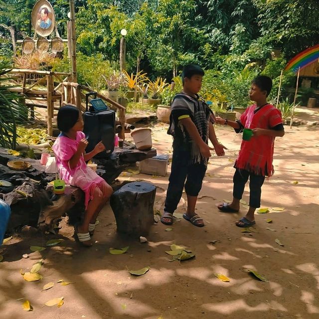 ตลาดเช้าริมธาร วิถีชาวกะเหรี่ยง