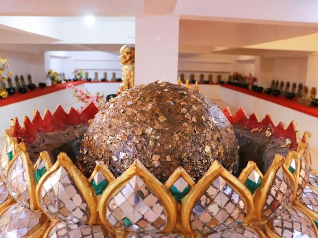 ไปวัดท่ามะกอก  ชมโบสถ์เรือนารายณ์ทรงสุบรรณ