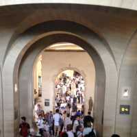 ルーブル美術館、館内の天井絵と通路、等々。