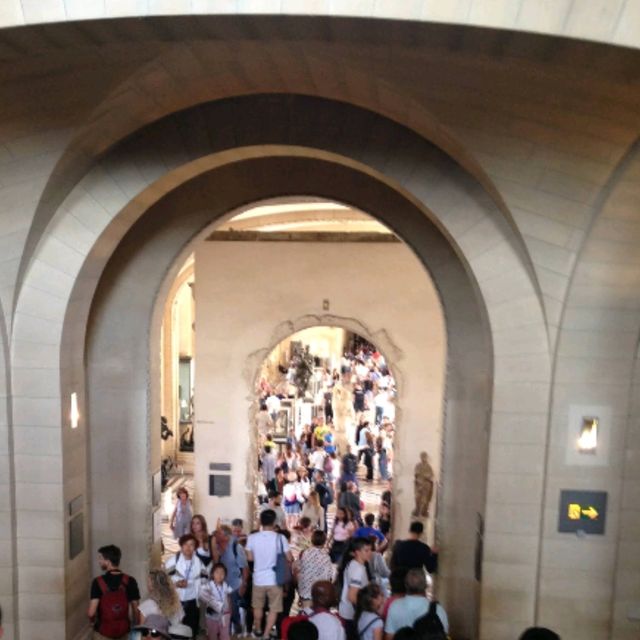 ルーブル美術館、館内の天井絵と通路、等々。