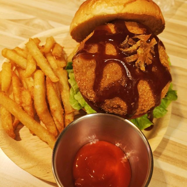 高雄暗巷美食系列~怪獸漢堡 美食漢堡薯條 日式餐廳設計風格 公仔迷必來