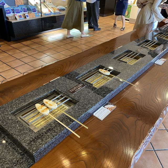 宮城松島「阿部蒲鉾店 松島寺町店」で笹かまぼここんがり焼けました