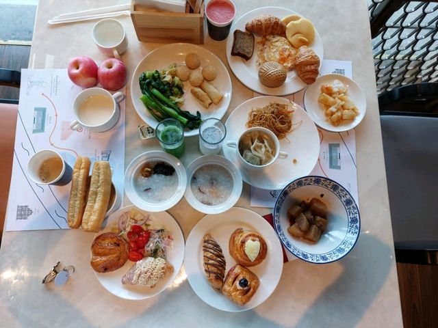 無敵打卡夜景+室內外泳池+豐富膳食