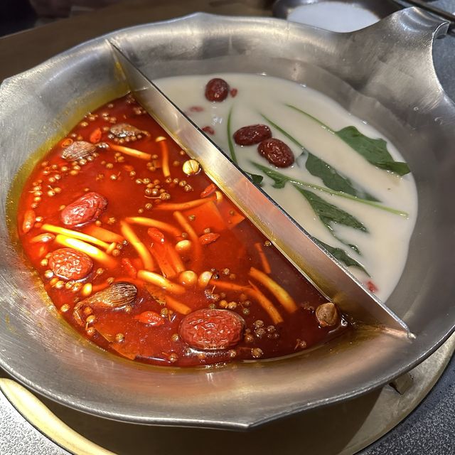 湊湊火鍋湯底有3拼+無限任食鴨血豆腐