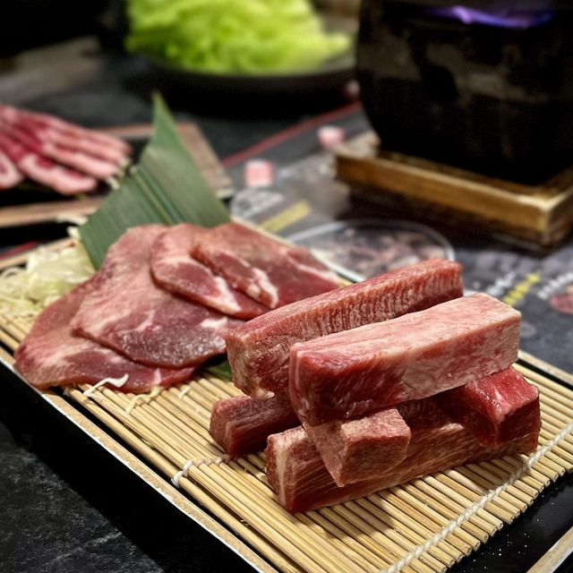 📍香港尖沙咀｜牛匠石燒 · 火氣十足牛肉石板燒🐮 多款和牛部位組合任你選擇！