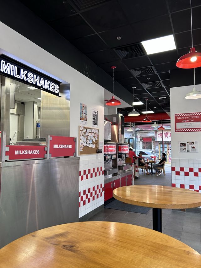 ［香港］ FIVE GUYS🇭🇰｜香港必吃美國連鎖速食店 漢堡超juicy🤤 